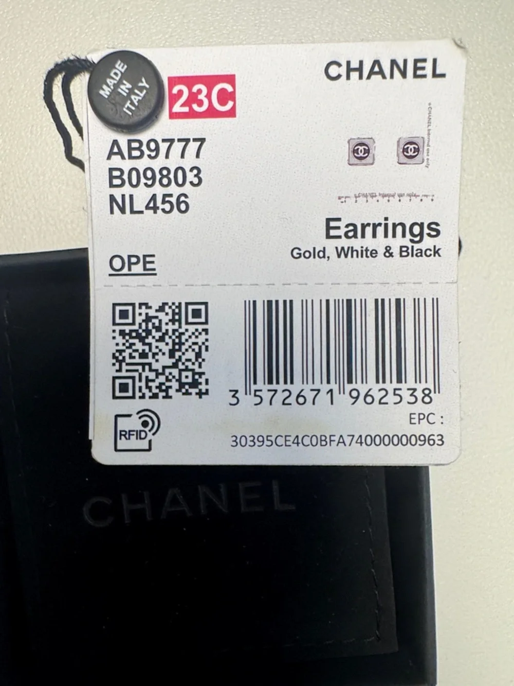 CHANEL Gold-Tone Black & White CC Square EARRINGS- 100% AUTHENTIC - Picture 5 of 6